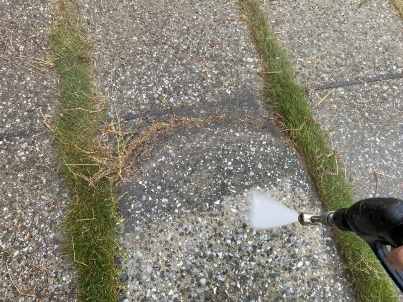 福岡県福岡市東区西戸崎のS様邸で外壁の苔やコーキングの傷みと屋根の色あせを整える塗装工事を行いました。2026年9月22日完成です。【HPより】