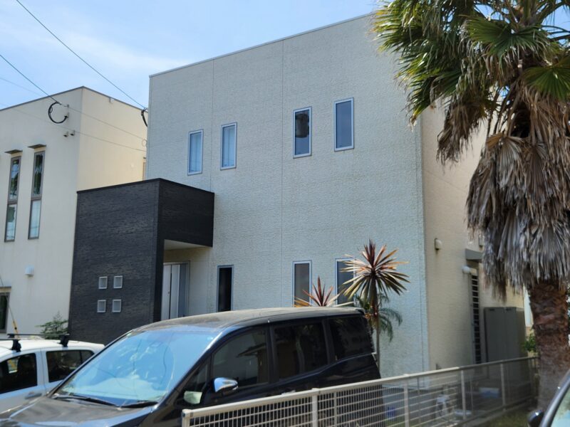 福岡県福岡市東区西戸崎のS様邸で外壁の苔やコーキングの傷みと屋根の色あせを整える塗装工事を行いました。2026年9月22日完成です。【HPより】