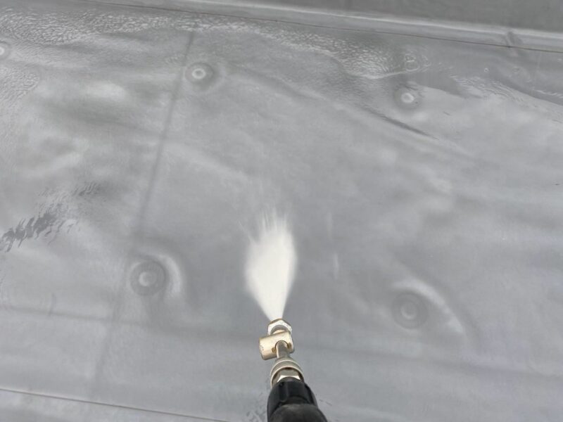 福岡県福岡市東区西戸崎のS様邸で外壁の苔やコーキングの傷みと屋根の色あせを整える塗装工事を行いました。2026年9月22日完成です。【HPより】
