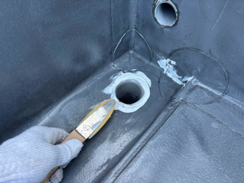 福岡県福岡市東区西戸崎のS様邸でスズカファインの「ビーズコートF」を使用し、外壁の苔やコーキングの傷みと屋根の色あせを整える塗装工事を行いました。2026年9月22日完成です。【HPより】