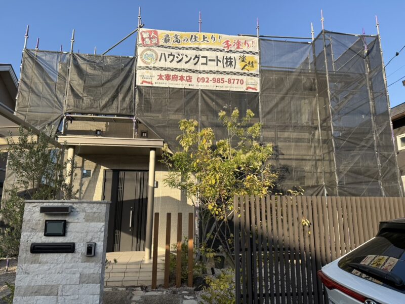 福岡県筑紫野市美しが丘南のS様邸で外壁の色あせと屋根の塗膜の傷みに対応する塗装工事を行っています。2026年10月17日着工です。【HPより】