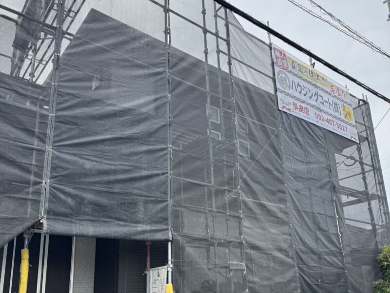 福岡県福岡市西区千里のT様邸で外壁の目地の傷みと屋根の色あせをきれいに整える塗装工事を行っています。2026年10月10日着工です。【HPより】