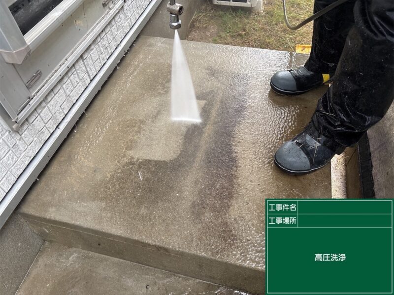 福岡県福岡市西区千里のT様邸で外壁の目地の傷みと屋根の色あせをきれいに整える塗装工事を行っています。2026年10月10日着工です。【HPより】