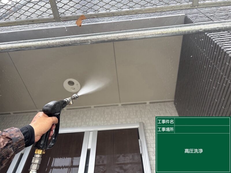 福岡県福岡市西区千里のT様邸で外壁の目地の傷みと屋根の色あせをきれいに整える塗装工事を行っています。2026年10月10日着工です。【HPより】