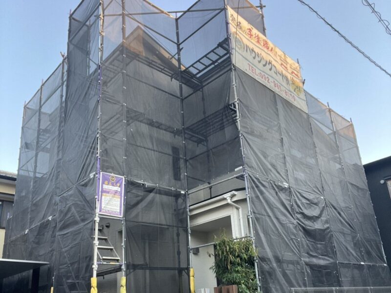 福岡県太宰府市宰府のI様邸で外壁の色あせと屋根の苔の付着をきれいに整える塗装工事を行っています。2026年10月7日着工です。【チラシより】