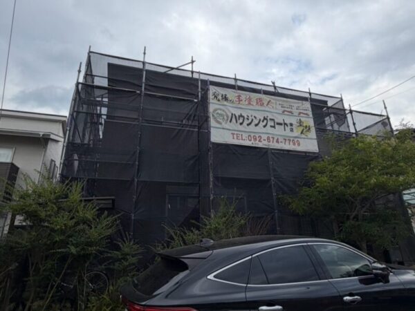 福岡県糟屋郡新宮町のM様邸で外壁のコーキングのひび割れと屋根の色あせを整える塗装工事を行っています。2026年10月13日着工です。【HPより】