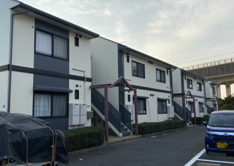 福岡県福岡市東区土井のAアパート様で1階2階のツートン配色の外壁を縦割りのツートンに変更し、グレーと白系の2色でスタイリッシュに仕上げました。屋根は遮熱塗料にて塗装しております。12/29完成です。【ホームページより】