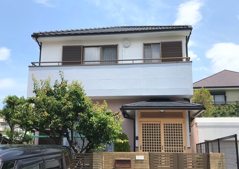 福岡県福岡市西区姪浜のK様邸で剥がれを起こしている帯板を下地処理から徹底し、外壁のコケや汚れも解消した上で高耐久のシリコン塗料で塗装を行いました。6/22完成です。【ホームページより】