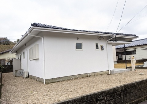 福岡県筑紫野市むさしヶ丘のO様邸でコケや汚れが発生している外壁の補修と改善を行い、清潔感のあるアイボリーの外壁に仕上げました。3/1完成です。【ホームページより】