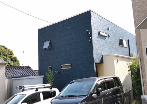 福岡県福岡市東区松崎のM様邸で気にされていたコケの対策を徹底し、ツヤありの塗料で塗装前の状態を再現する外壁と屋根の塗装工事を行いました。4/30完成です。【ホームページより】