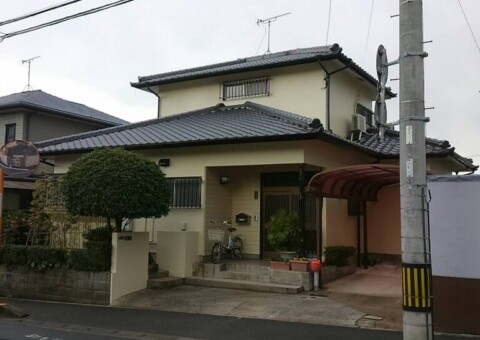 福岡県太宰府市梅香苑のY様邸でチョーキングと色あせが見られる外壁の塗装工事を行っていました。12月29日完成です。
