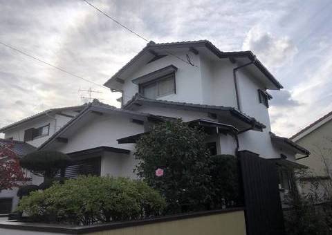 福岡県太宰府市青山のI様邸でひび割れが発生していた外壁を補修し、サビの予防も行った上で塗り替えを進めました。12/10完成です。【ホームページより】