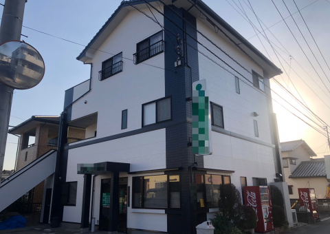 福岡県太宰府市梅が丘のH整骨院様で色褪せや汚れの症状を改善すると共に配色を大きく変えスタイリッシュな印象に外壁を塗り替えました。11/8完成です。【ホームページより】