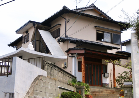 福岡県筑紫野市二日市北のK様邸で外壁と屋根の劣化を改善するための足場組立と塗装工事を行いました。4/5完成です。【ホームページより】