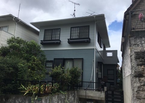 福岡県太宰府市梅香苑のS様邸でチョーキングや色褪せを起こした外壁を黄色ベースからブルーベースのツートンカラーに仕上げ、屋根の塗装やコーキングの打ち替えなど全体をくまなく施工しました。8/28完成です。【ホームページより】