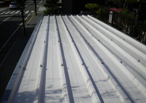 福岡県のY様邸で車庫の屋根塗装工事を行いサビの再発予防を行いました。11/8完成です。