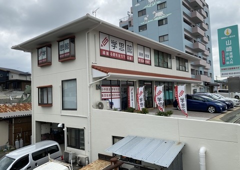福岡県糟屋郡須恵町のA様事務所で経年劣化が進んでいる外壁の塗り替えを行い、新築のようなツヤのある上品な仕上がりを目指しました。4/10完成です。【ホームページより】