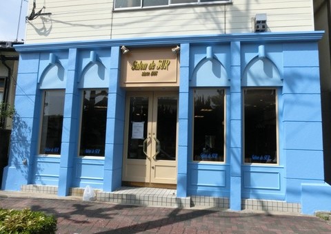 福岡県飯塚市西徳前のサロンドシュール様で店舗外壁の色あせとチョーキング現象を改善する外壁塗装工事を行いました。4/1完成です。【ホームページより】