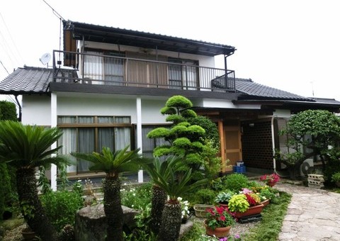福岡県太宰府市高雄のM様邸で外壁の色あせや手すりのサビを整える外壁屋根塗装工事を行いました。6/10完成です。【ホームページより】