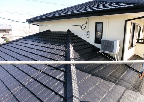福岡県太宰府市梅香苑のM様邸で色あせや防水性の低下に対応した屋根塗装工事を行いました。10/5完成です。【ホームページより】