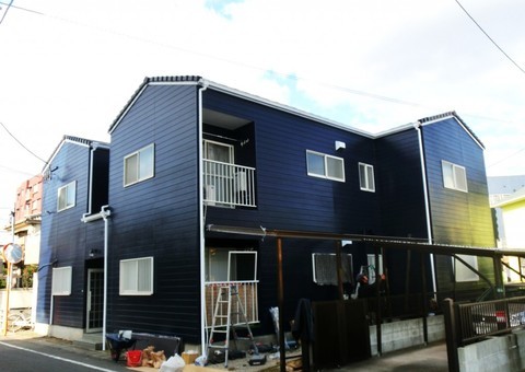 福岡県春日市宝町のMAH宝コーポ様で色あせや黒ずみが見られる外壁と屋根の塗装工事を行いました。11/25完成です。【ホームページより】