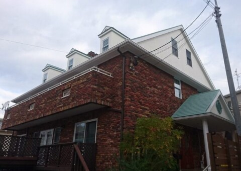 福岡県福岡市東区のH様邸で外壁に出てきた色あせと汚れの付着や屋根の表面劣化を整え直す塗装工事を行いました。12月20日完成です。