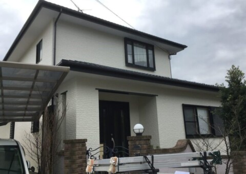 福岡県福岡市東区高美台のN様邸で、外壁の色あせや防水性能の低下、屋根塗膜の劣化に対応した外壁屋根塗装工事を行行いました。12月22日完成です。