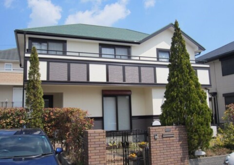 福岡県小郡市美鈴が丘のY様邸で屋根の色あせと外壁の防水性低下を改善する塗装工事を行いました。3月23日完成です。【HPより】