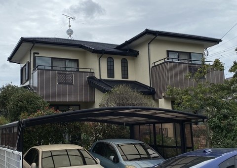 福岡県小郡市三国が丘のN様邸で劣化した外壁の塗装にデザイン塗装を取り入れおしゃれに仕上げました。屋根も遮熱性アップの塗装です。10/7完成です。【ホームページより】