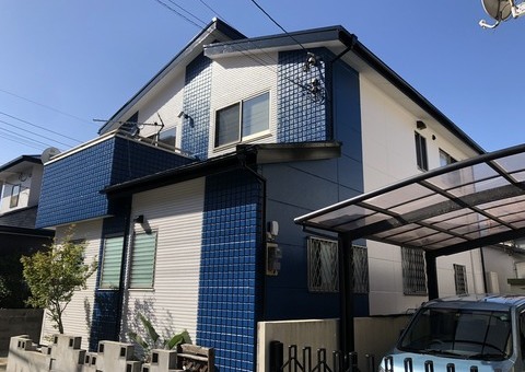 福岡県福岡市西区愛宕南のM様邸で色褪せしている特徴的な青色を蘇らせ、艶やかな仕上がりの外壁と屋根塗装工事を行いました。11/3完成です。【ホームページより】