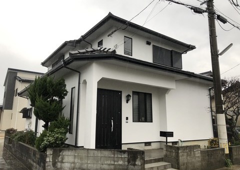 福岡県筑紫野市下見のＭ様邸で気になる外壁の汚れを解消し清潔感のあるお色に塗り替えました。2/2完成です。【ホームページより】