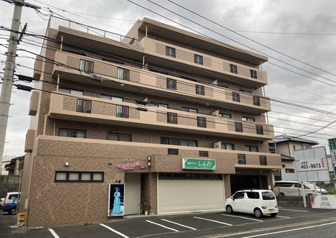 福岡県福岡市東区舞松原のDアパート様で汚れやひび割れが発生していた外壁のモルタル部分の補修と塗装を行い、併せて屋根の施工も行いました。3/16完成です。【ホームページより】