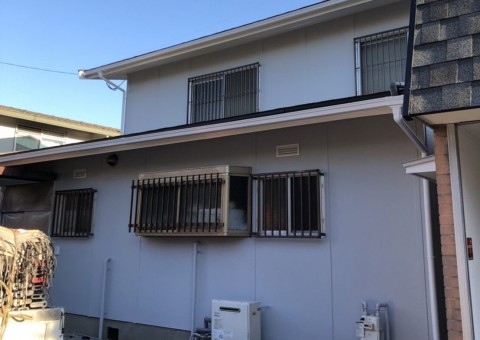福岡県筑紫野市二日市北のK様邸で汚れていた外壁をすっきりとした白系の外壁に仕上げ、　屋根は葺き替え工事を行いました。12/29完成です。【ホームページより】