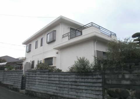 福岡県筑紫野市のS様邸で外壁の色あせとチョーキングを改善する外壁塗装工事を行いました。7/24完成です。【ホームページより】