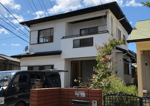 福岡県福岡市東区香椎のH様邸でチョーキング現象と細かなひび割れを改善する外壁塗装工事を行いました。8月18日完成です。【HPより】