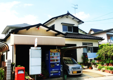 福岡県太宰府市梅香苑のS様邸でチョーキングや色あせに対応した外壁と屋根の塗装工事を行いました。9/1完成です。【ホームページより】