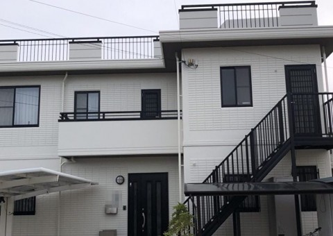 福岡県糟屋郡粕屋町のY様邸で新築のようなツヤのあるアイボリーの外壁に仕上げ、気になる汚れ問題も解消しました。2/27完成です。【ホームページより】