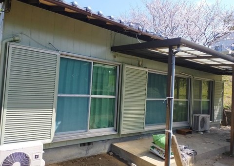 福岡県福岡市東区美和台のD様邸で茶系の外壁を淡いグリーン系に塗り替え、サビが広がっていた雨戸も外壁に合わせた色と塗料で仕上げました。3/26完成です。【ホームページより】