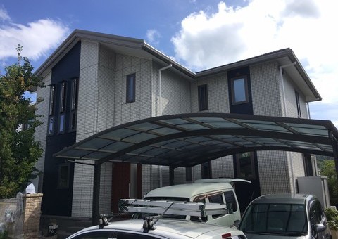 福岡県福岡市西区のＮ様邸で気にされていた外壁の汚れやコケを解消し、縦割りのツートンを取り入れた塗り替えを行いました。8/28完成です。【ホームページより】