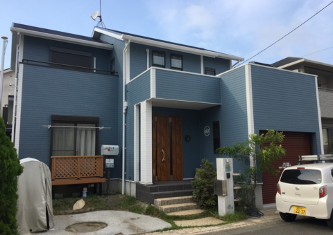 福岡県筑紫野市紫のA様邸で外壁をブルーグレーベースに塗り替え、屋根も外壁に合わせた色を取り入れ塗装しました。8/26完成です。【ホームページより】