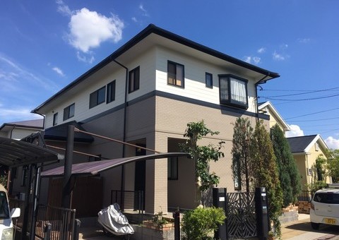 福岡県筑紫野市美しが丘南のK様邸で色褪せが起き黒い汚れやコケが付着している外壁を新築時を再現するようにツートンのまま色鮮やかに塗り替えました。紫外線の影響を受けた屋根の塗装も完璧です。9/25完成です。【ホームページより】
