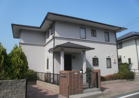 福岡県筑紫野市吉木のM様邸で外壁の色あせと屋根の劣化を改善する塗装工事を行いました。5/20完成です。【ホームページより】