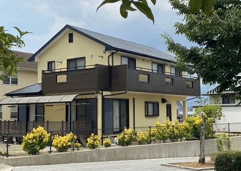 福岡県筑紫野市美しが丘南のI様邸で外壁の症状を改善しつつデザインを一新し、ベランダ部分のサイディングもデザイン新たに張り替え屋根までしっかりと塗装しました。6/29完成です。【ホームページより】