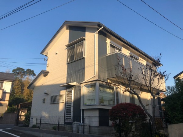 「屋根の塗装をしたいけど、太陽光パネルは外さないとダメ？」 「太陽光パネルはそのままでも塗装ってできるの？」サムネイル