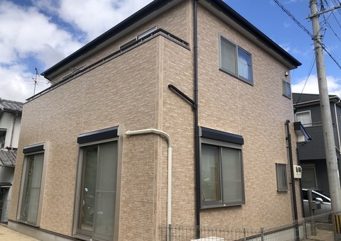 福岡県春日市須玖南のT様邸で外壁サイディングのデザインを残すクリアー塗装を採用し屋根や付帯部の塗装工事を行いました。9/9完成です。【ホームページより】