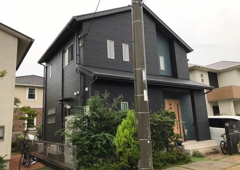 福岡県福岡市東区和白のH様邸で外壁全体を重厚感のある色で塗り替え、屋根も合わせた濃い目のグレーで塗装し大きくイメージチェンジとなりました。9/14完成です。【ホームページより】