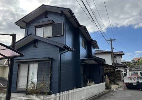 福岡県筑紫野市阿志岐のK様邸で屋根外壁ともにタテイル2を使用した塗装工事を行いました。12/14完成です。【ホームページより】