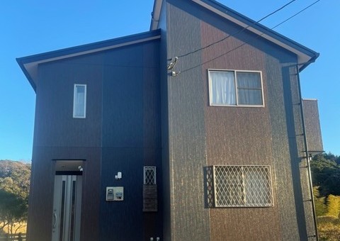 福岡県太宰府市内山のZ様邸で外壁をピュアピュアシリコン、屋根をスーパー遮熱サーモSIで塗装しました。1/13完成です。【ホームページより】