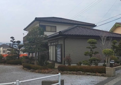 佐賀県三養基郡基山町のK様邸で外壁をベージュとホワイトのツートンで仕上げ、屋根も遮熱塗料でツヤのある塗装に仕上げました。1/26完成です。【ホームページより】