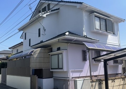 福岡県太宰府市長浦台のK様邸で外壁にピュアピュアシリコン、屋根にシャングリラを使用して塗り替えを行いました。3/14完成です。【ホームページより】